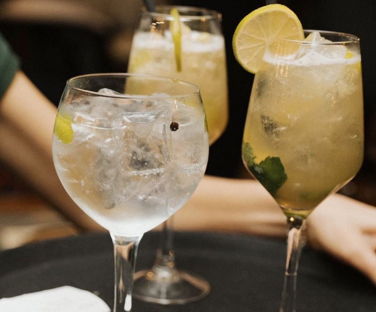 Gin e sangrias a chegar à mesa num tabuleiro