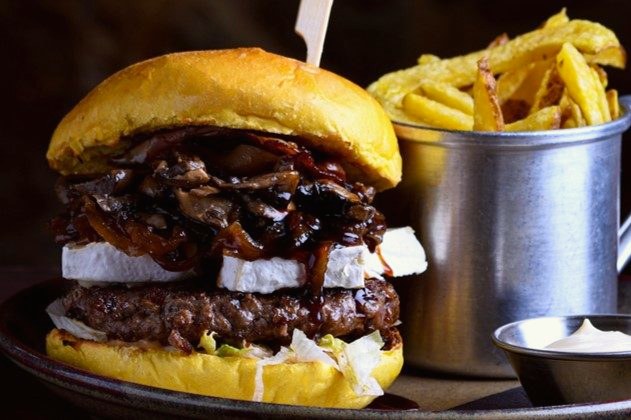 Hambúrguer Bohemio com cogumelos, brie e cebola caramelizada