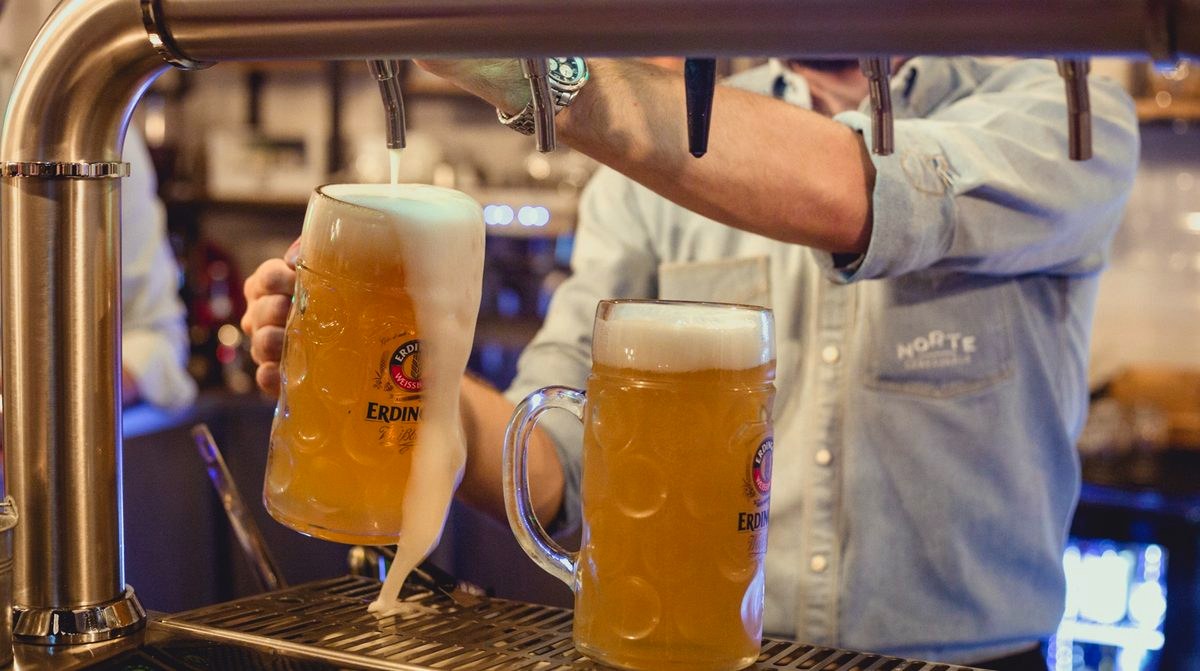 Canecas de Erdinger a serem tiradas ao balcão