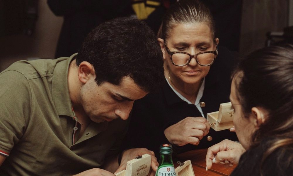 Escape Dinner no Norte — Jogadores a abrir caixas
