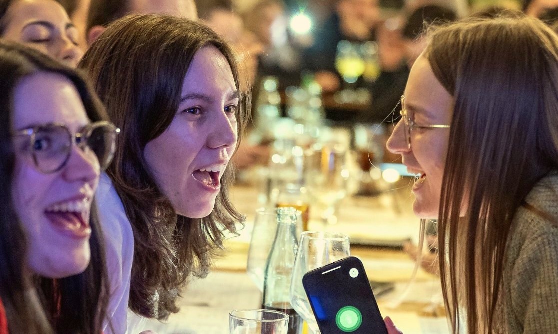 Quiz no Norte — Amigas a rir à mesa durante o Quiz