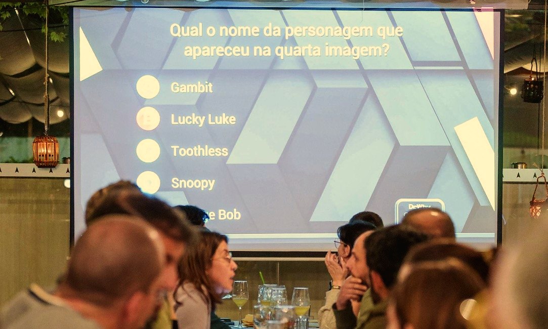 Quiz no Norte — Pergunta no ecrã gigante e as equipas a discutir a resposta