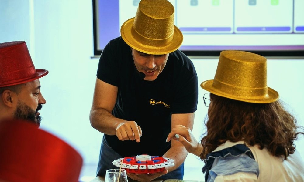 Jogada decisiva entre os capitães de chapéu dourado
