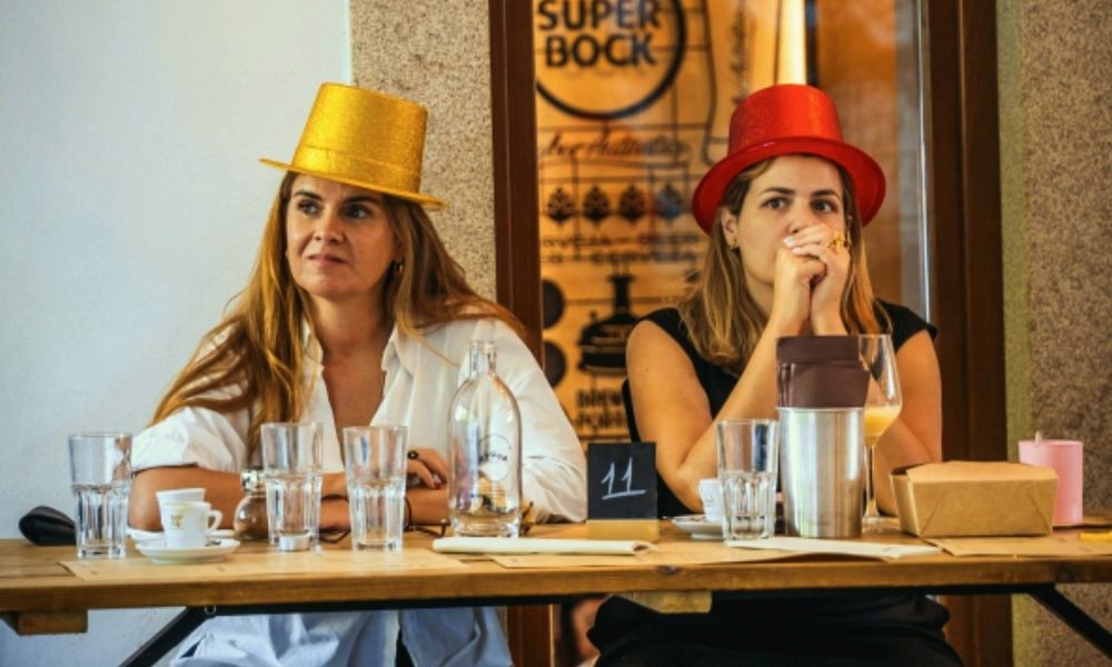 Duas jogadoras de chapéu, concentradas