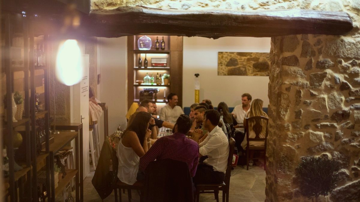 Jantar de grupo na sala de pedra