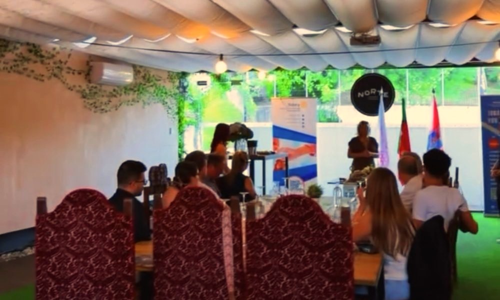 Evento de uma associação no jardim, com apresentação