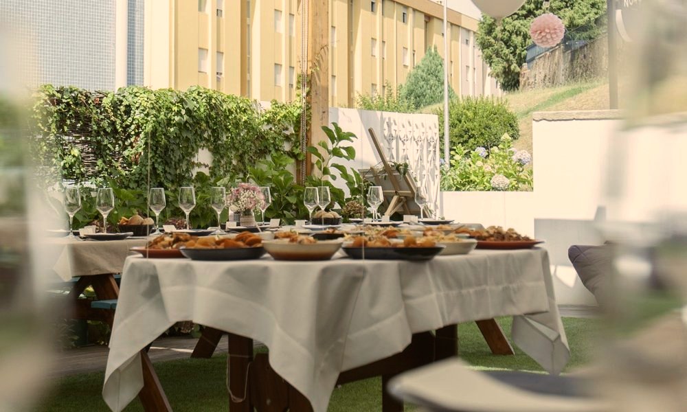 Jardim decorado com balões para uma festa