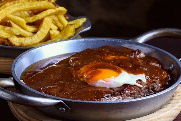 Bife cervejeiro com ovo e batata frita