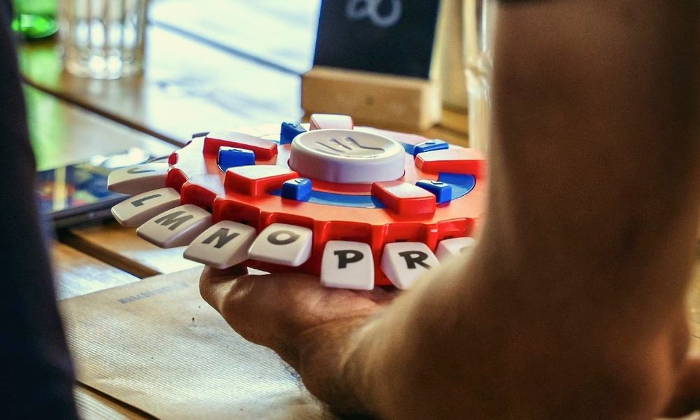 O jogo de letras na mão de um jogador