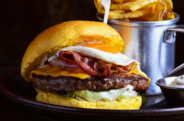 Hambúrguer Estrela da Companhia com ovo, bacon e cheddar