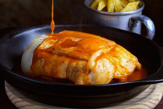 Francesinha especial com o molho a cair