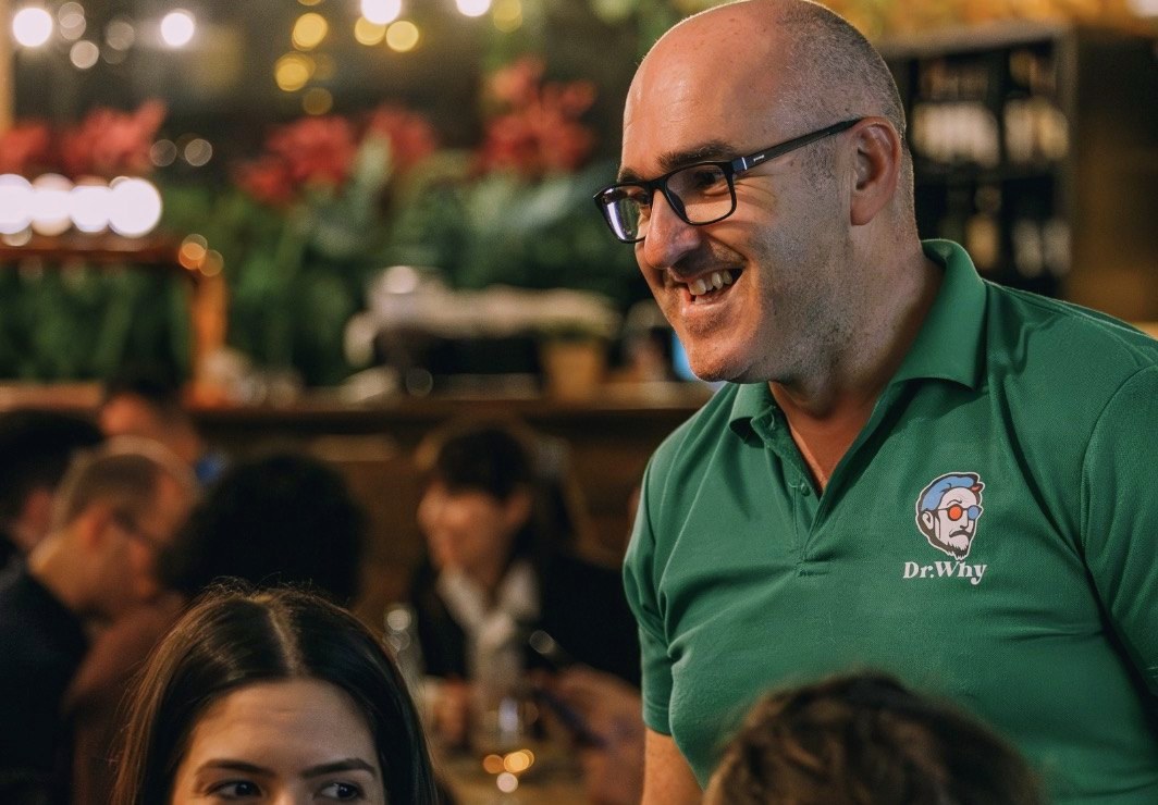 Quiz no Norte — O apresentador do Dr. Why a conversar com uma mesa