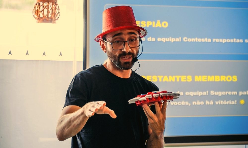 O animador a explicar o jogo
