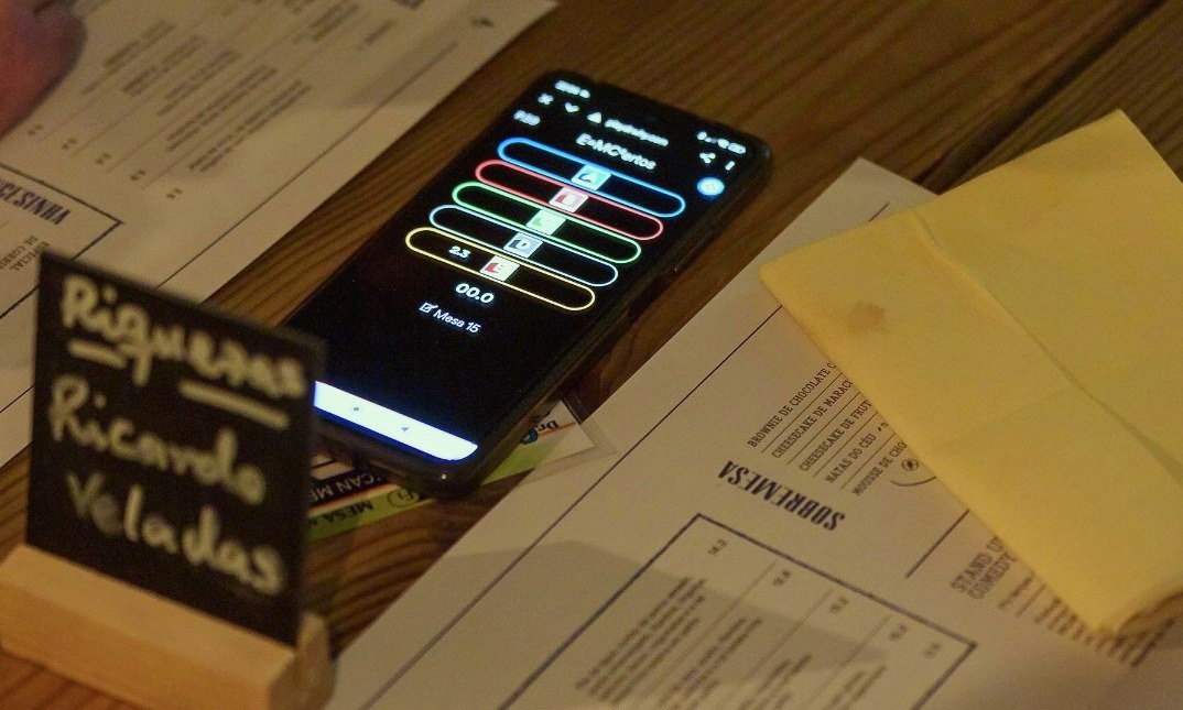 Quiz no Norte — Telemóvel com as respostas e o nome da equipa na mesa