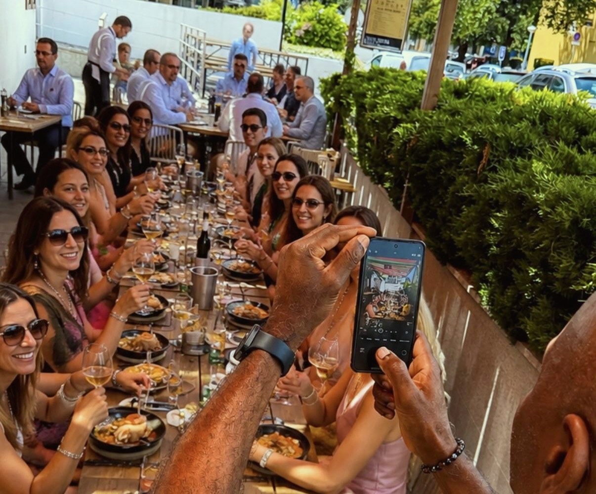 Almoço de grupo na esplanada, a posar para a fotografia