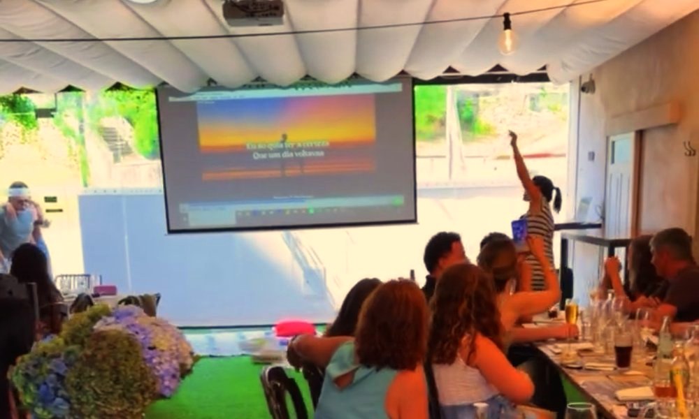 Almoço de grupo com ecrã de projeção e karaoke