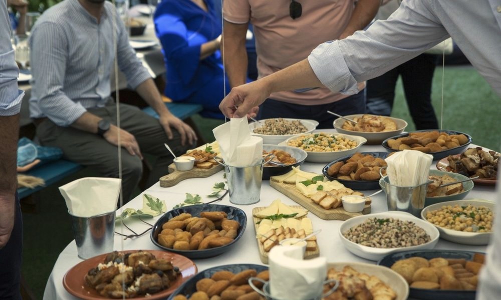 Convidados a servirem-se na mesa de petiscos